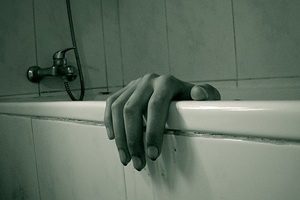 В ванной комнате квартиры нашли мертвого мужчину
