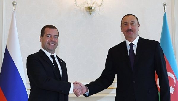 Медведев поздравил президента Азербайджана с днем рождения