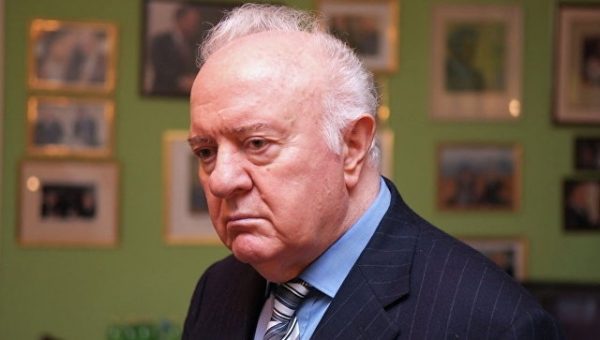 Премьер Грузии почтил память Шеварднадзе