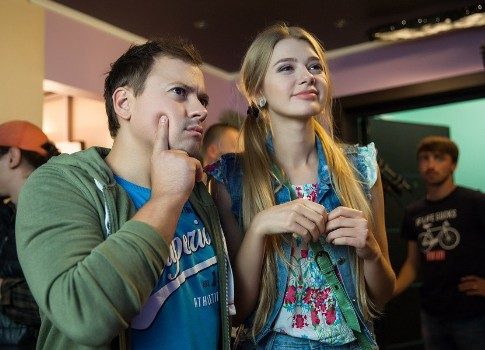 Новая героиня в устоявшихся отношениях: сегодня стартуют свежие серии популярного сериала «СашаТаня» на ТНТ