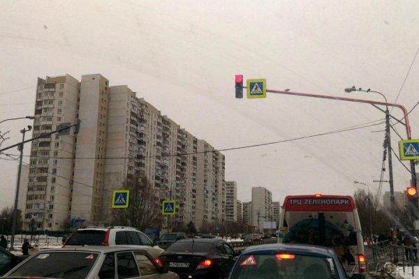 Светофор на улице Логвиненко оснащен дополнительной подсветкой