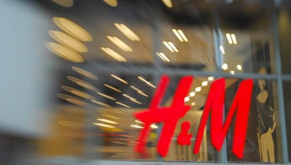В ЮАР разгромили магазины H&M из-за скандала с расистской футболкой
