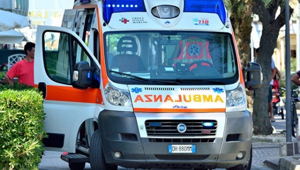 На севере Италии перевернулся школьный автобус