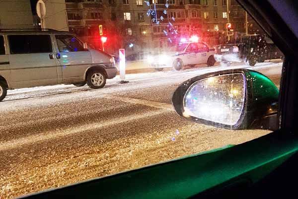 miniven-vrezalsya-v-ostanovivshuyusya-na-svetofore-legkovushku