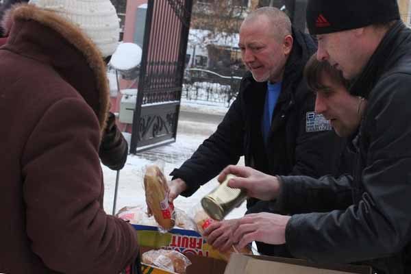 pensionerov-nachali-kormit-predprinimateli-vy-davaya-im-hleb-i-konservy