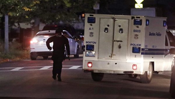 В США при столкновении поезда с конгрессменами и мусоровоза погиб человек