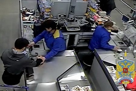 Мать-кассир с сыном воровали продукты из гипермаркета в Елино