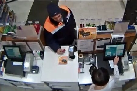Сотрудник похитил деньги с топливной карты компании