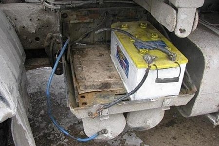 Приезжий украл из припаркованного грузовика аккумуляторы