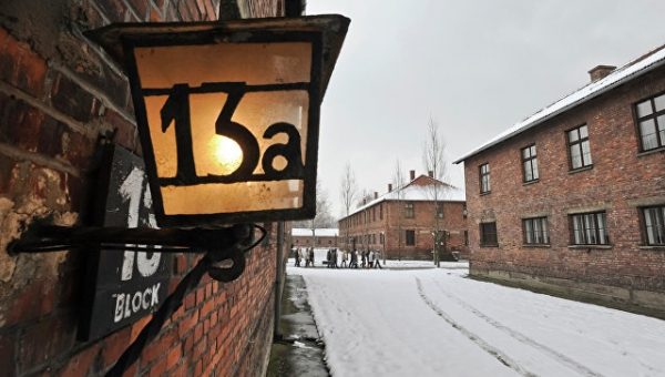 Польша не примет "ни одну из преступных идеологий", заявил Моравецкий