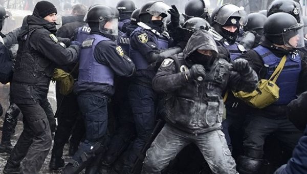 У здания Рады произошла стычка между митингующими и полицией