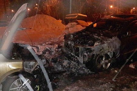 В 1 микрорайоне сгорели четыре автомобиля