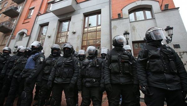 Евросоюз осудил нападения на здание Россотрудничества в Киеве