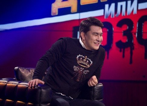 Азамату Мусагалиеву предложили съесть сырые козьи ноги за миллион: смотрите выпуск «Деньги или позор»