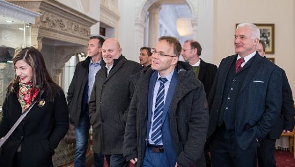 Немецкий депутат ответил на угрозы Киева из-за визита делегации в Крым