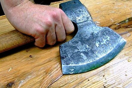 В частном доме в Андреевке пенсионер напал с топором на пасынка