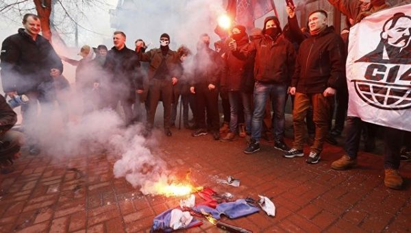 Лукашевич заявил, что встревожен ситуацией вокруг РЦНК в Киеве