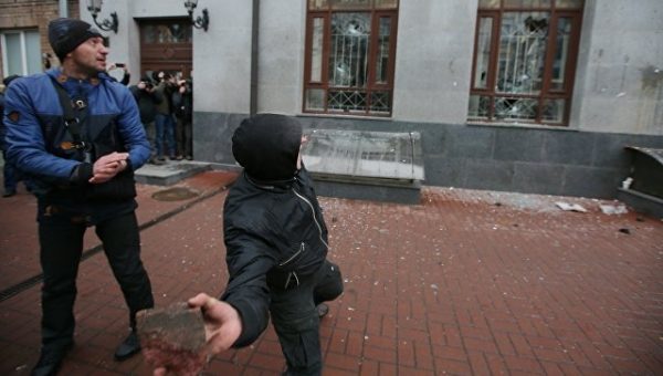 В Киеве радикалы забросали камнями и яйцами здание Россотрудничества