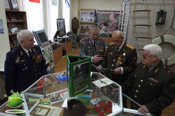 Почётные гости перед началом выступления побывали на экскурсии в местном школьном музее