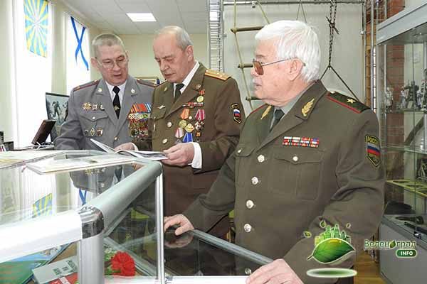 Виктор Николаевич показал достопримечательности и экспонаты выставки