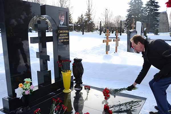 na-tsentral-nom-kladbishhe-sostoyalos-vozlozhenie-tsvetov