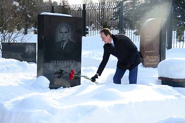 В церемонии возложения приняли участие префект округа Анатолий Смирнов v-tseremonii-vozlozheniya-prinyali-uchastie-prefekt-okruga-anatolij-smirnov