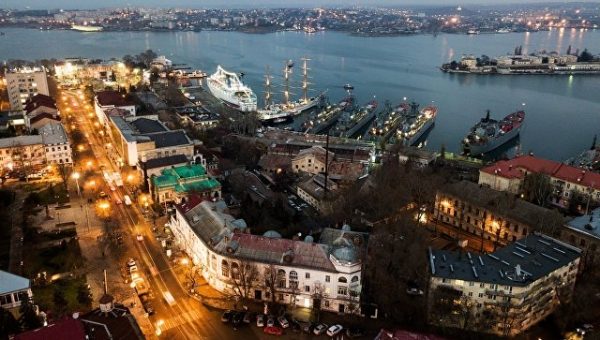 Юрист заявил, что Киев "сам отрезал Крым", захотев запугать его жителей