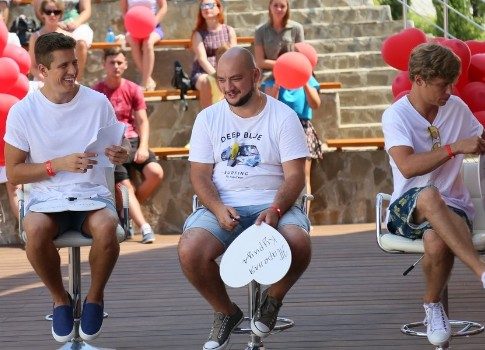 Денис Косяков о съемках комедии «Женщины против мужчин: Крымские каникулы», грубом юморе, зимовке в Таиланде и украденных ботинках  