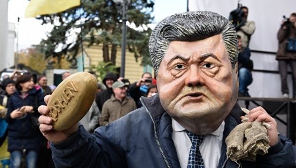 Активисты привезли к дому Порошенко под Киевом "столб позора"
