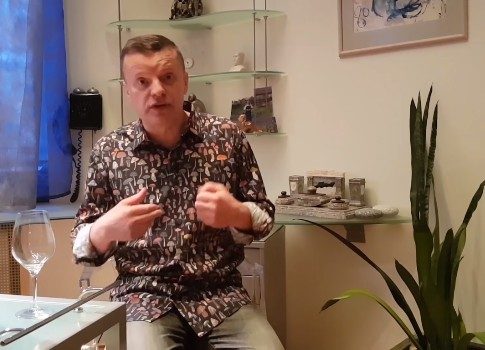 Не Дудь, но лиха беда начало: почему первый выпуск проекта «Парфенон» оставил кисловатое послевкусие