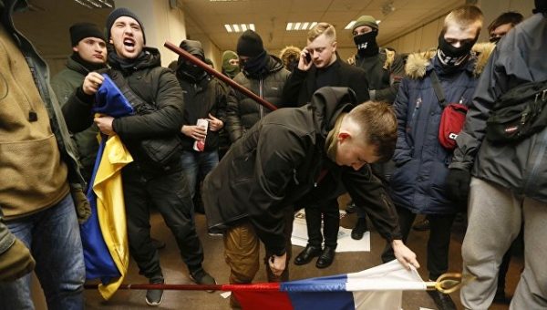 МИД потребовал наказать напавших на здание Россотрудничества в Киеве