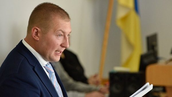 Порошенко хотят спасти от "неудобных вопросов", считает адвокат Януковича