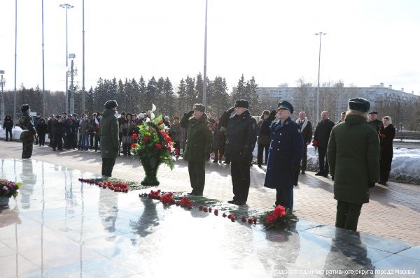 volozlozhenie-tsvetov-k-pamyatny-m-mestam-zelenograda