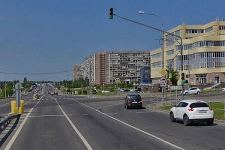 «Газель» врезалась в остановившуюся на светофоре «Ладу-Калину»