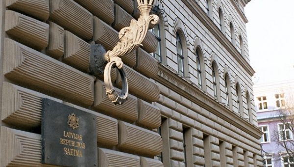 Спикеру сейма Латвии грозит отставка из-за "связей с Россией" его экс-зама