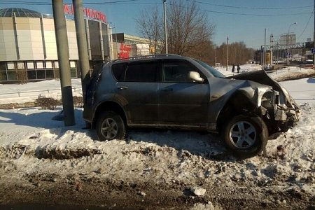 Проехавший на «красный» таксист устроил аварию у ТК «Панфиловский»