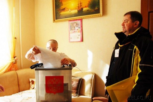 К гражданам, пожелавшим голосовать на дому, пришли члены избирательной комиссии