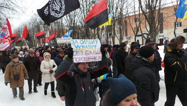 В Киеве сторонники Саакашвили ломают инсталляцию, посвященную истории Крыма