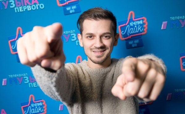 Дорогу молодым: смотрите премьеру шоу «#Вечерний Лайк» на канале «Музыка Первого»