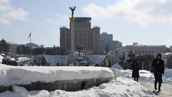 На Украине из-за снегопада ограничили въезд грузового транспорта в Киев