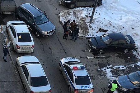 Женщину задавил собственный внедорожник при выезде с парковки