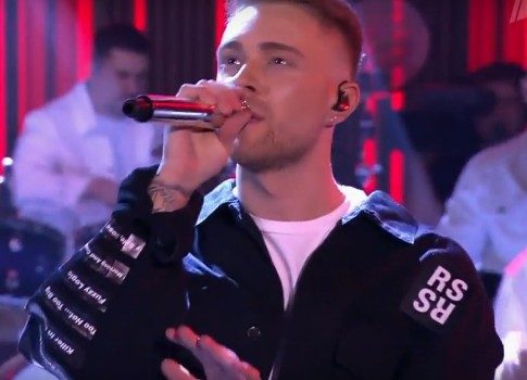 Замахнулся на классику: Егор Крид спел «Миллион алых роз» в «Вечернем Урганте»