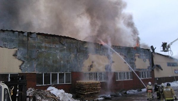 На складе в Киеве вспыхнул крупный пожар
