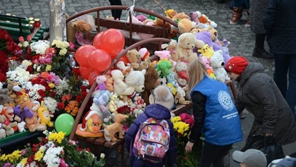 Жители Хельсинки несут цветы к посольству России в знак скорби о Кемерово