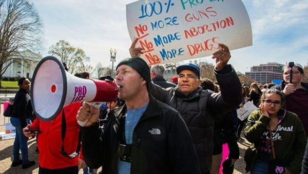 Пережившие стрельбу школьники поделились эмоциями на митинге в Вашингтоне