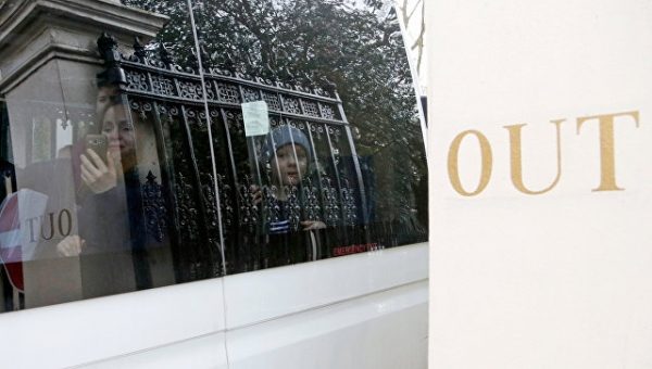 Посольство в Британии сократило прием граждан по консульским вопросам
