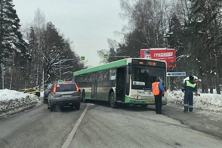 Авария с участием автобуса 400Т парализовала Пятницкое шоссе