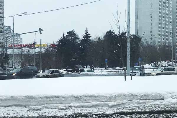 na-perekryostke-u-iridiuma-avariya-legkovushki-i-dzhipa