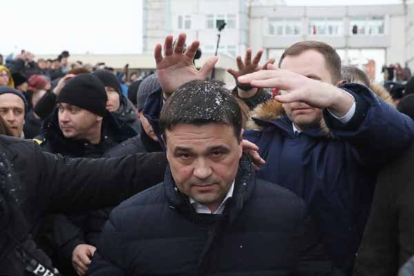 volokolamsk-neizvestny-m-gazom-otravilos-23-rebenka-lyudi-vy-shli-na-ulitsy