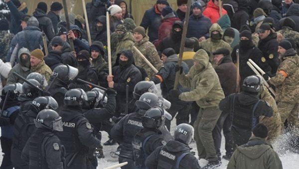 Трое полицейских пострадали в столкновениях с протестующими в центре Киева